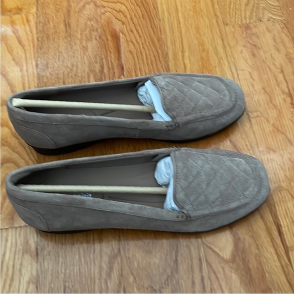 Easy Spirit Womens Loafers 7M Wynter
Medium Natural
Suede Leather Comfort - Picture 6 of 8